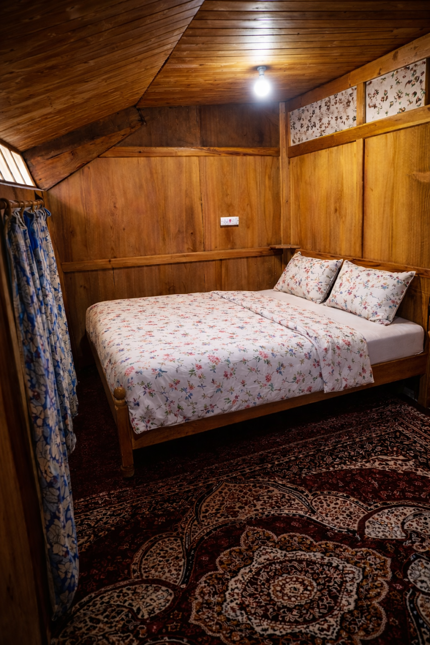 HOUSEBOAT SHORA PALACE Room Type - Bedroom 4