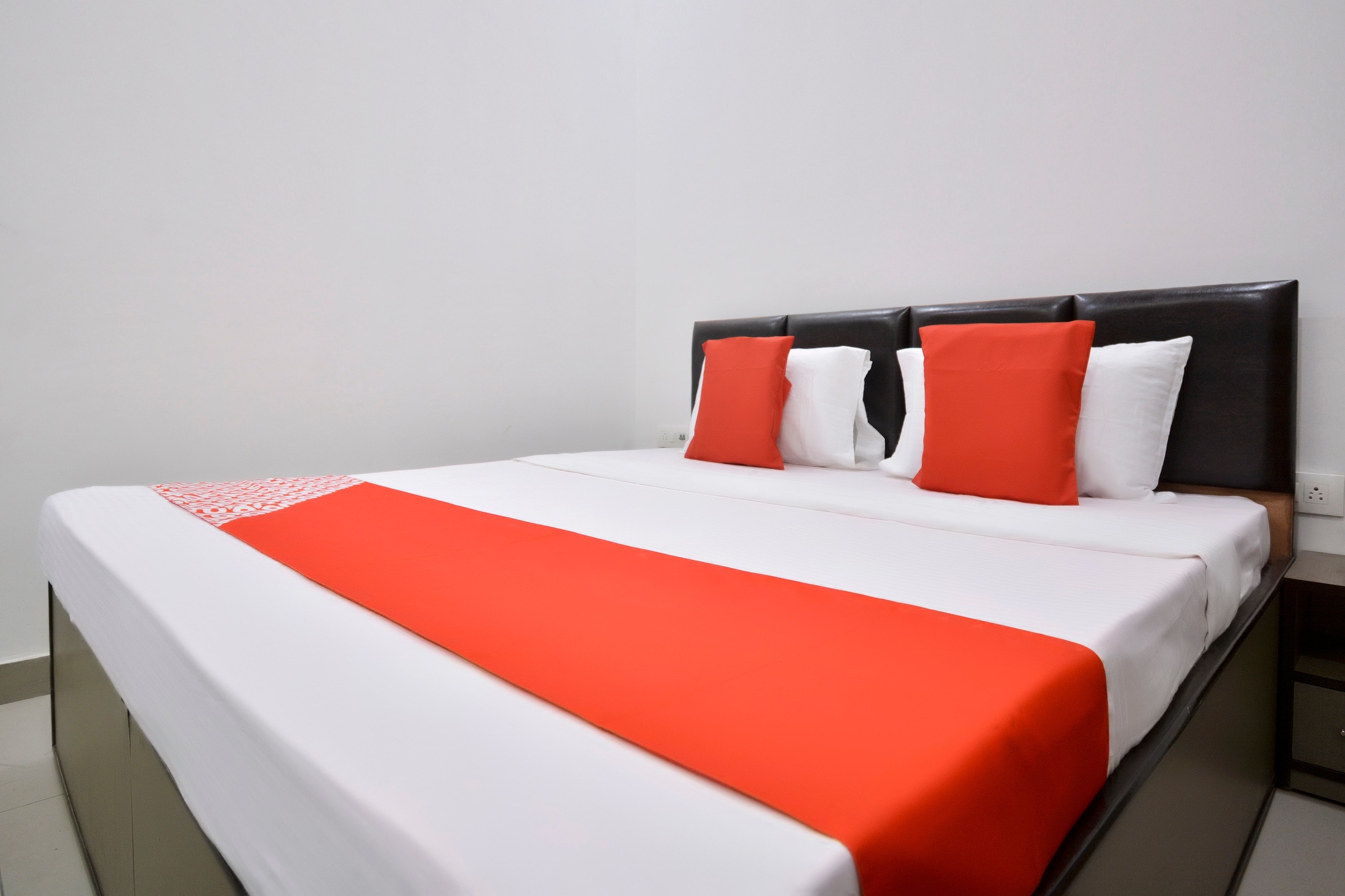 Super Hotel O by OYO Silver Arc Mall Ludhiana Formerly White Solitaire 1 - Tap to explore photos
