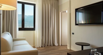 DoubleTree by Hilton Brescia Room Type - KING ONE BEDROOM SUITE