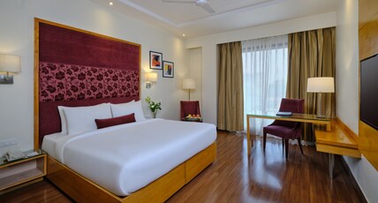 Best Western Country Woods Resort Room Type - 1 King Bed, Non-Smoking, Deluxe Room, Flat Screen Television, Mini Bar, In-Room Safe, Coffee Maker, 