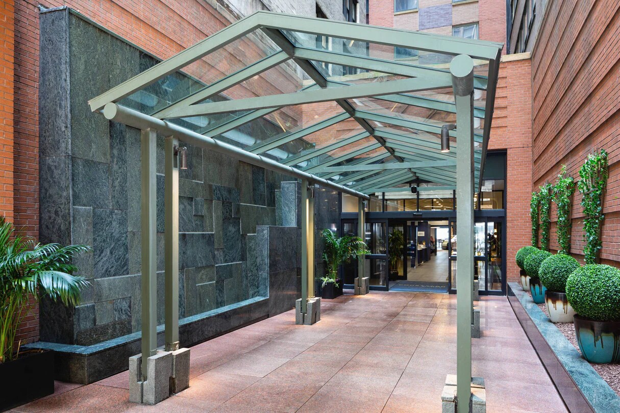 Courtyard by Marriott New York Manhattan/Times Square - Tap to explore photos