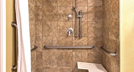 Candlewood Suites PEARLAND, an IHG hotel Room Type - 1 Qn Studio Ste Comm Mobil Acc Roll Shwr