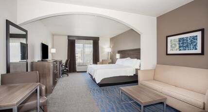 Holiday Inn Express & Suites Manhattan, an Ihg Hotel Room Type - 1 King Suite Sofa Bed