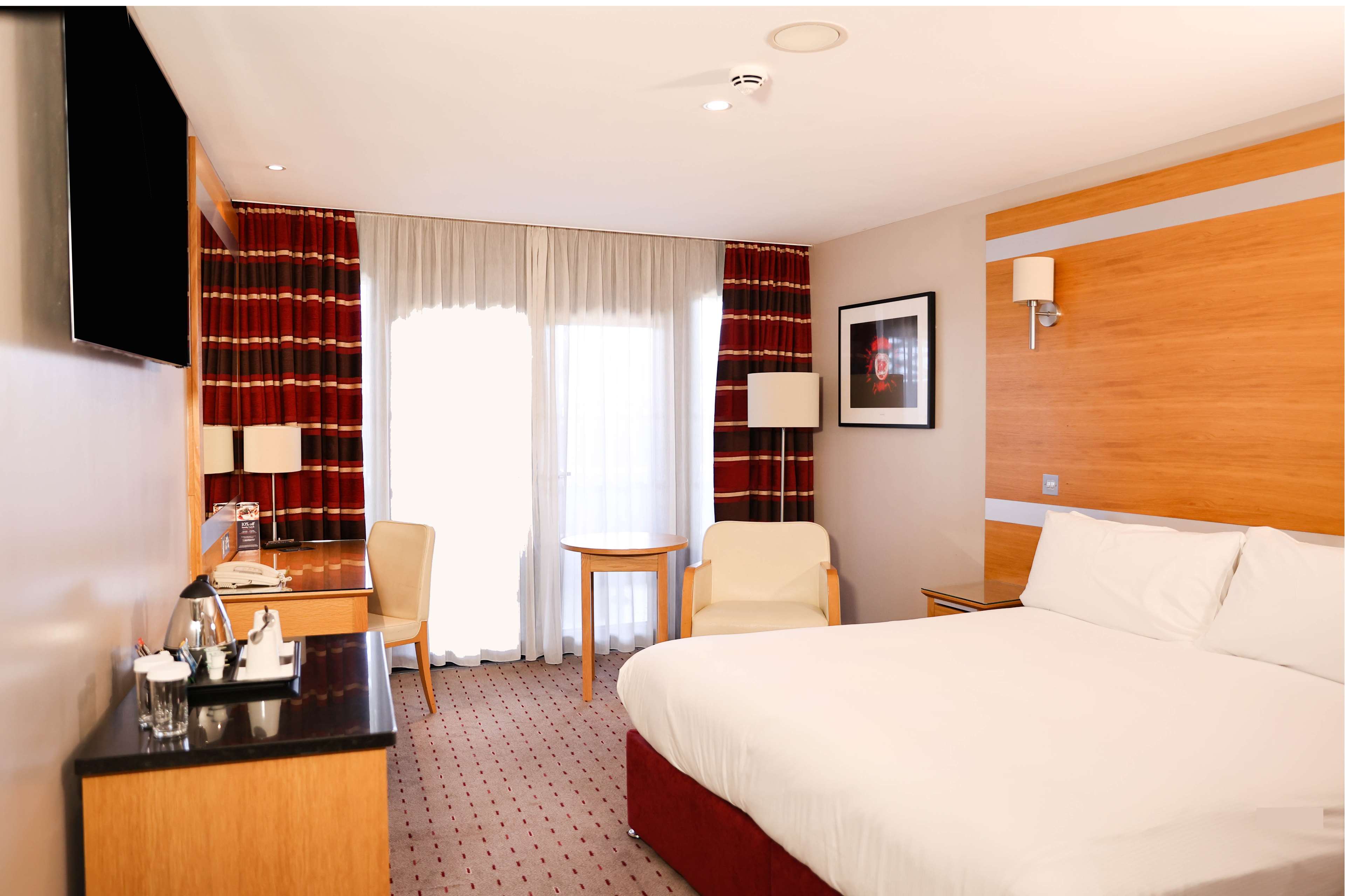 DoubleTree by Hilton Milton Keynes - Tap to explore photos