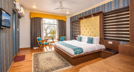 Lake Avenue by Stay Pattern - Dal Lake Room Type - Premier Room - Lake View with Balcony