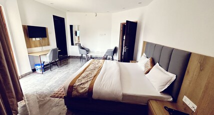 HOTEL POSTCARD Room Type - King Bed Room with City View HOTEL POSTCARD Room Type - King Bed Room with City View