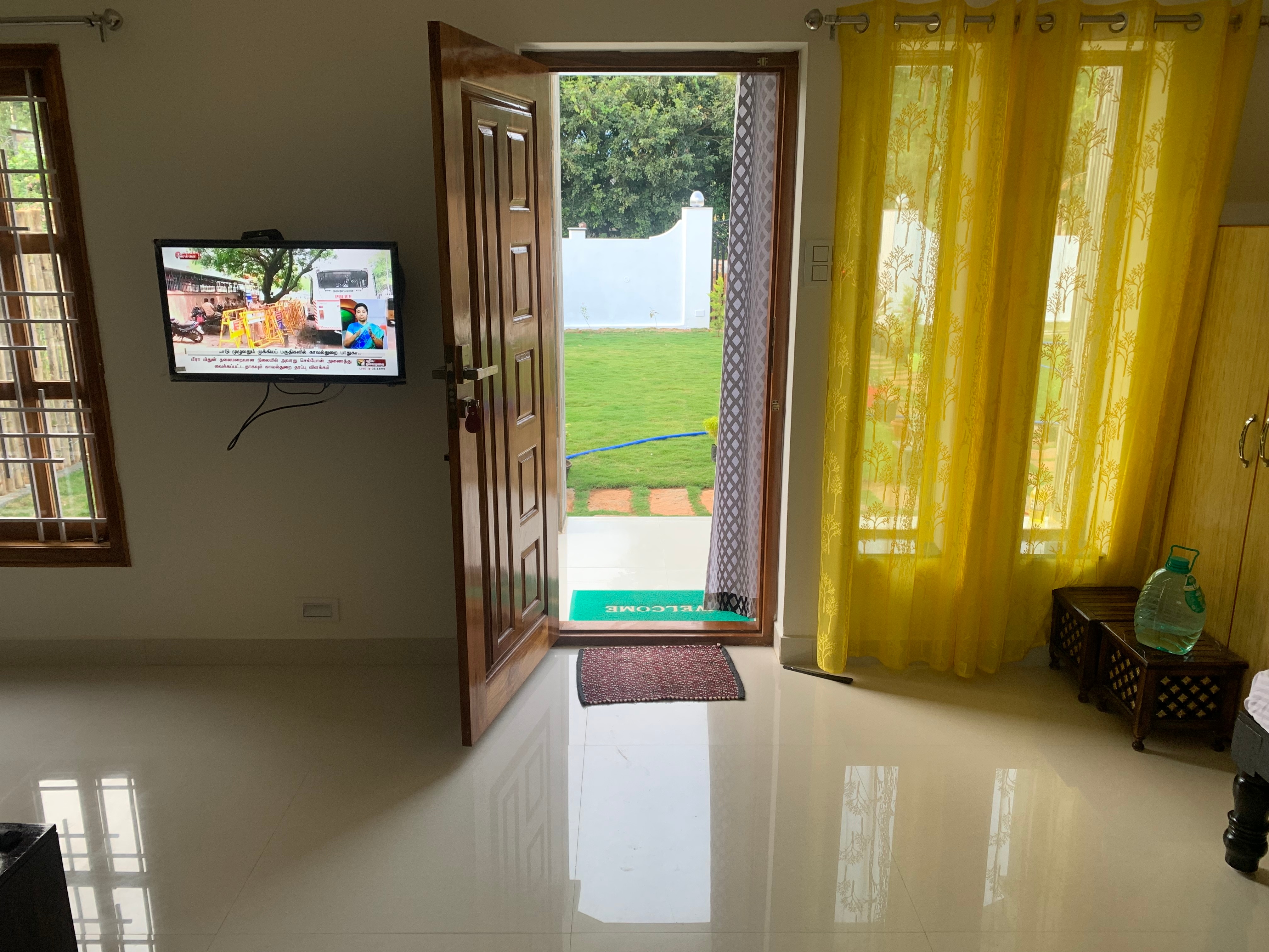 The Aura - Tap to explore photos