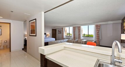 Doubletree by Hilton Whittier Los Angeles Room Type - 1 KING PARLOR JUNIOR SUITE