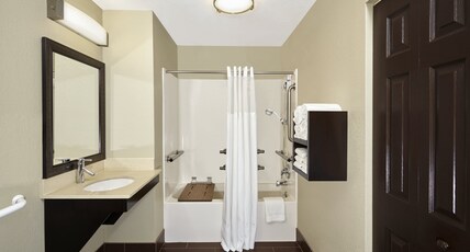 Staybridge Suites SPRINGFIELD-SOUTH, an IHG hotel Room Type - 1 King Bed 1 Bdrm Suite Mobil Access Tub