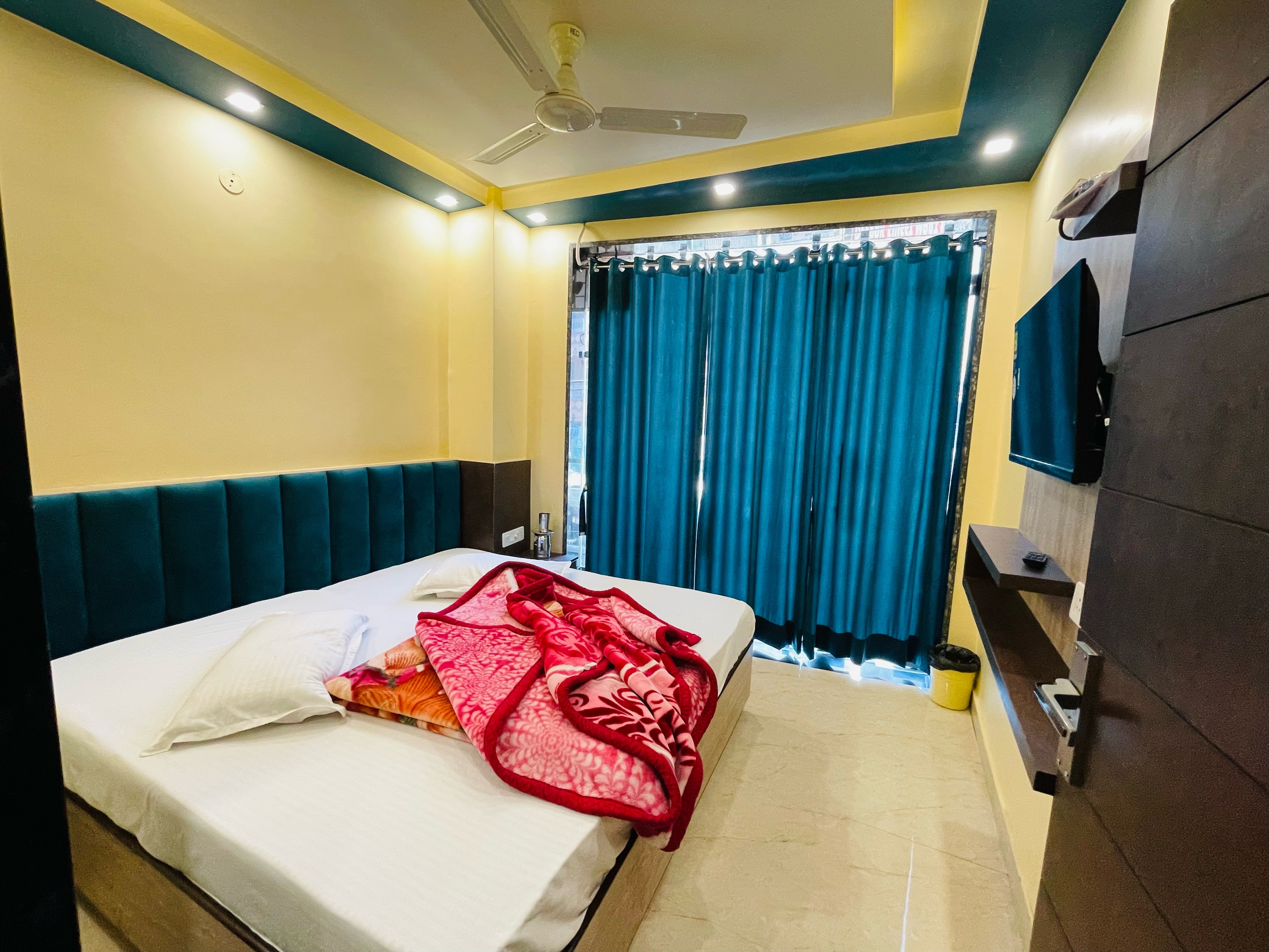 Hotel Farishta - Tap to explore photos