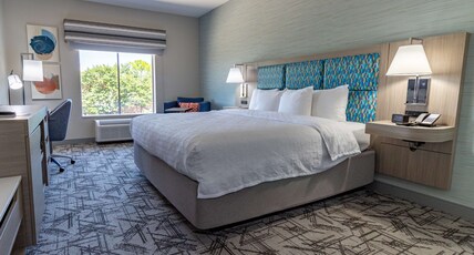 Hampton Inn & Suites by Hilton Denton Room Type - 1 KING W DRINKS-SNACKS NS