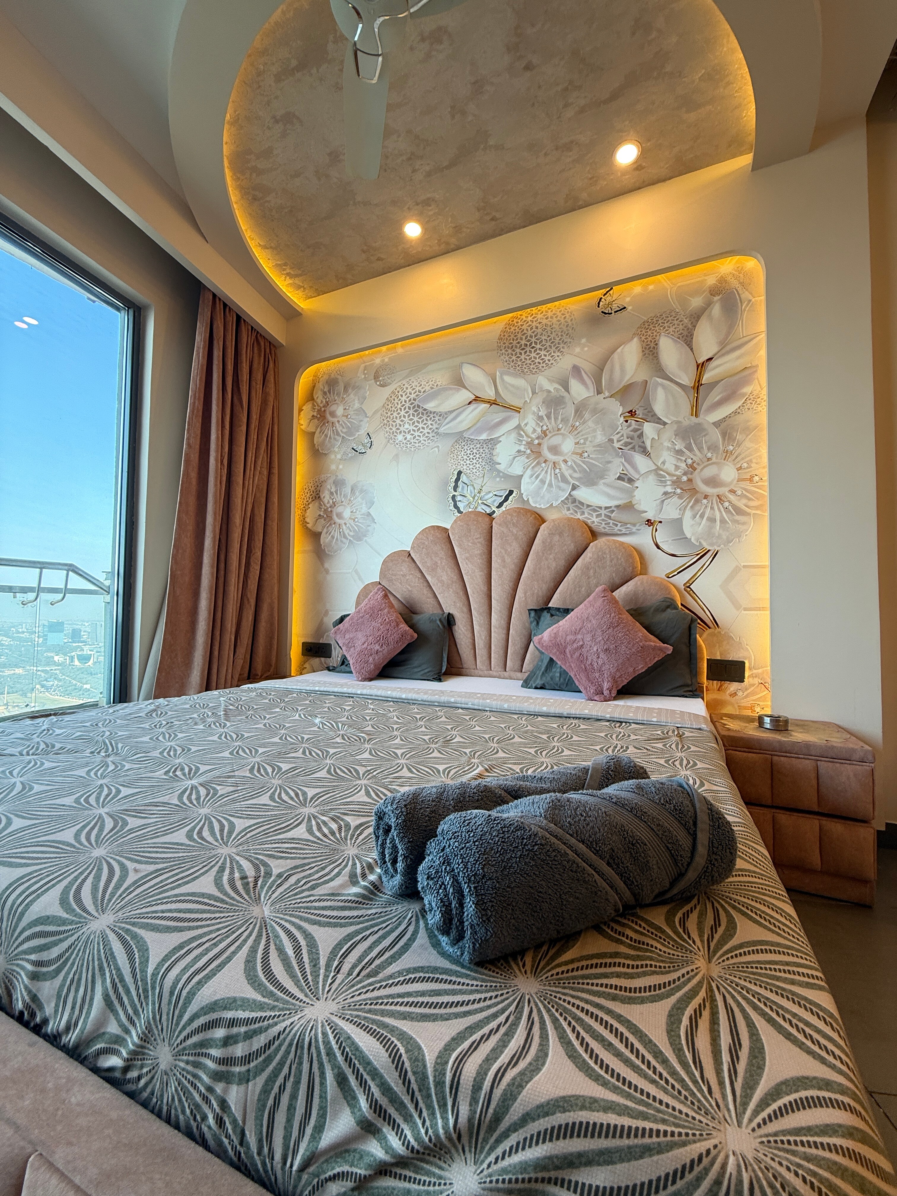 The Rose Rise Retreats 43rd floor River view - Tap to explore photos