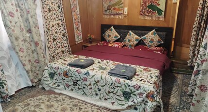 The Bombay Heritage Group of Houseboats Room Type - Standadrd Room The Bombay Heritage Group of Houseboats Room Type - Standadrd Room