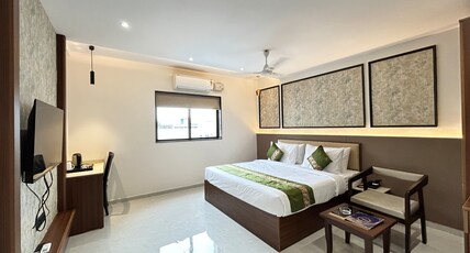 Hiive by Convivial Hotels @ Raipur Railway Station Room Type - Executive King Bed Room