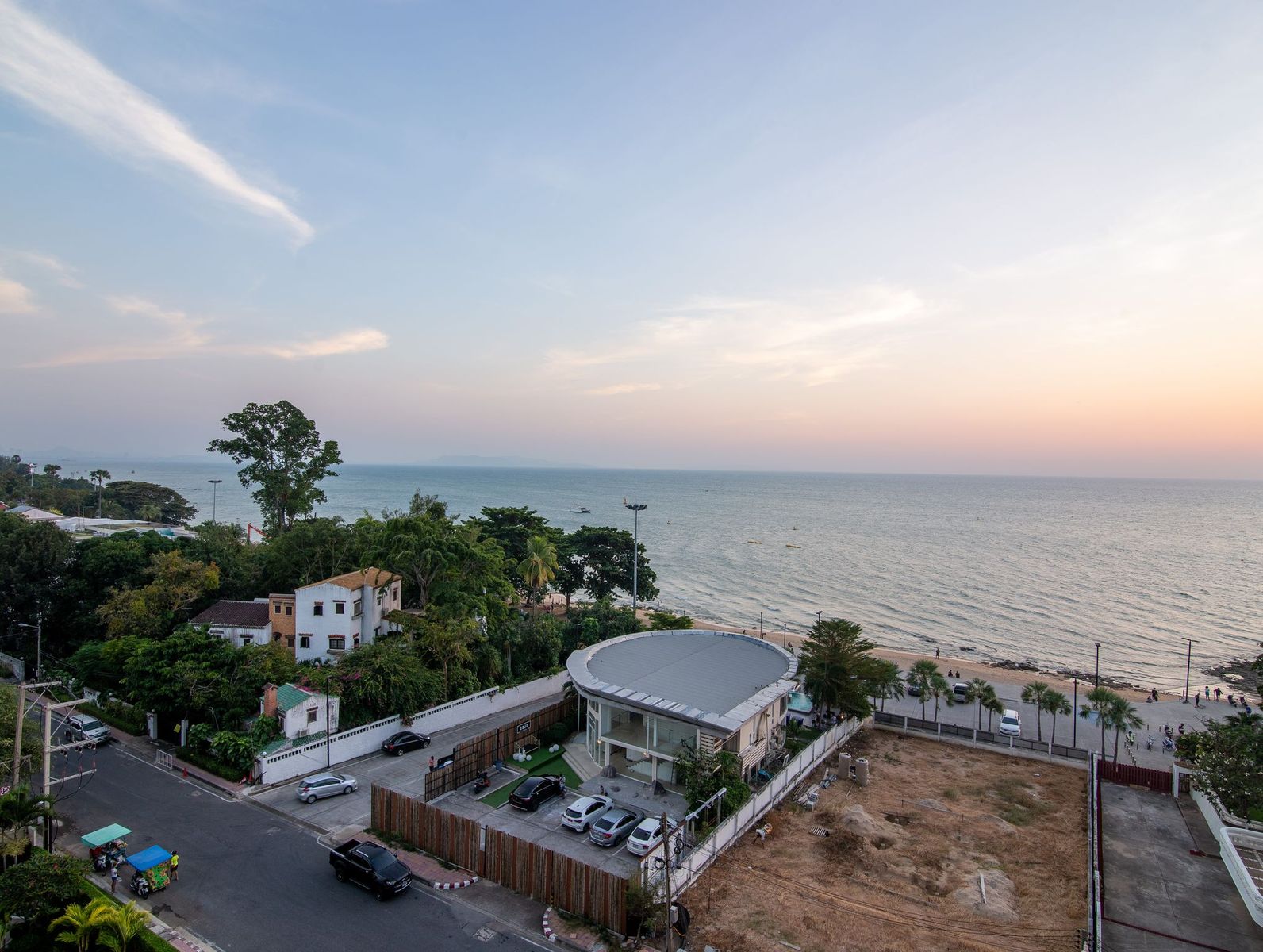 Royal Beach View Hotel Pattaya - Tap to explore photos