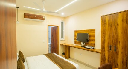 Hotel Ramayan Inn (Behind Pramarth Niketan) Room Type - Deluxe Room