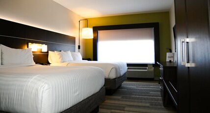 Holiday Inn Express & Suites Kingston-Ulster Room Type - 2 Queen Standard Mobility Accessible Tub