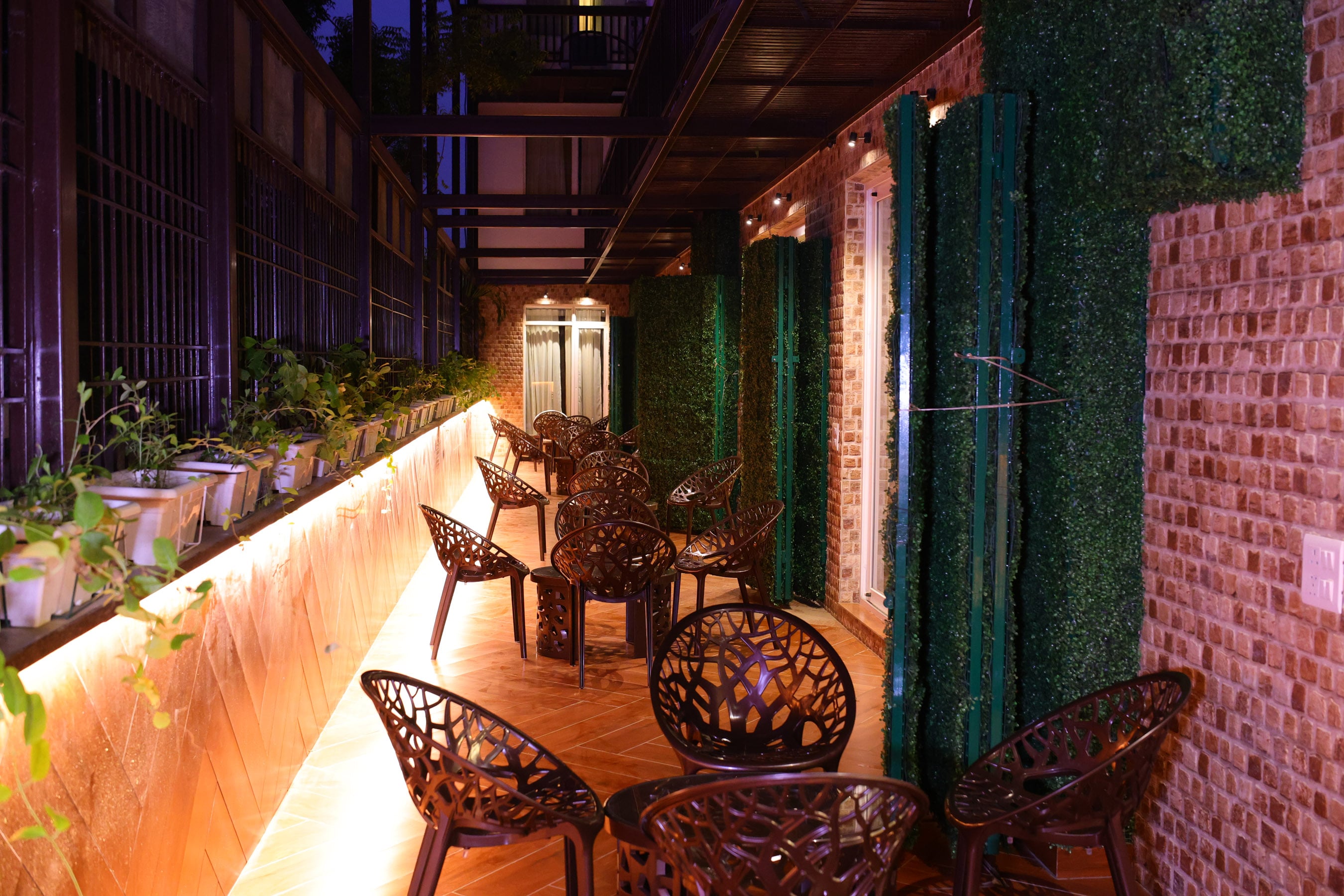 Karon Hotel - Lajpat Nagar - Tap to explore photos