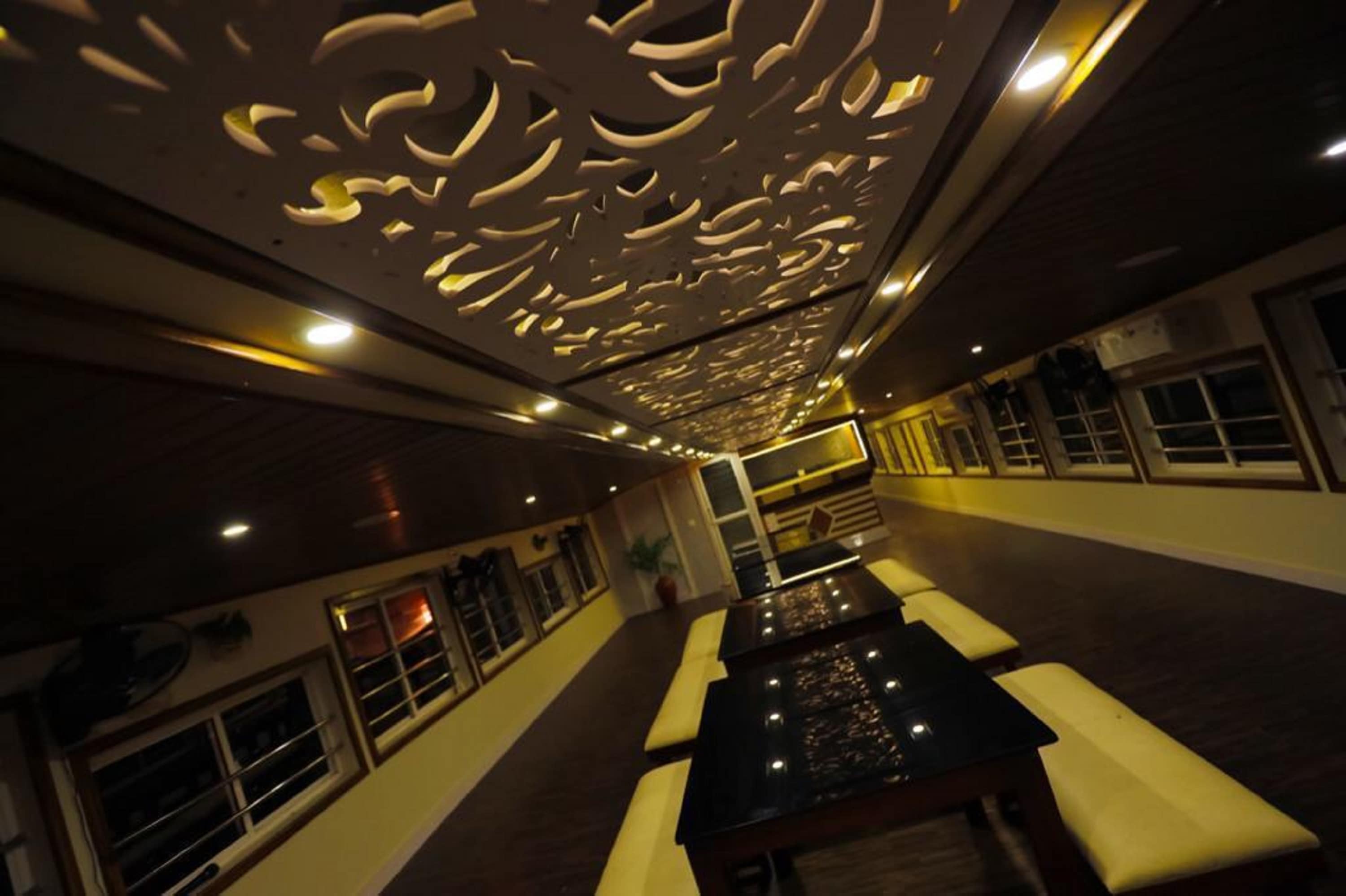 India Vacationz Houseboat - Tap to explore photos