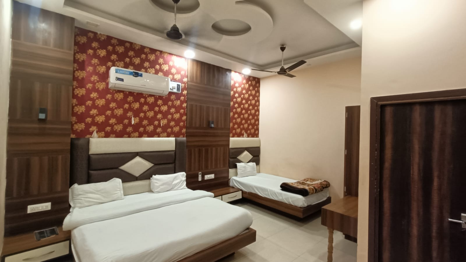 Hotel Jarnail Inn Residency (5 min Walk from Golden Temple) - Tap to explore photos