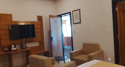 Royal Madhav Niwas Room Type - Deluxe Room