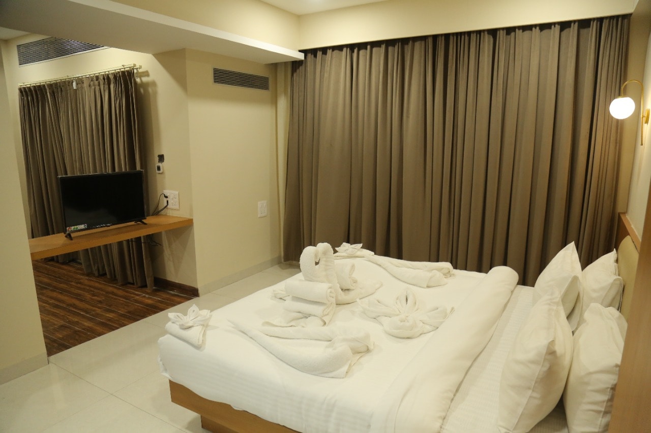 Hotel Mann Holiday Resorts - Tap to explore photos