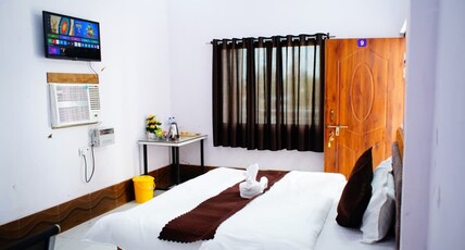Hotel Shiv Savitri | Ayodhya Near Ram Mandir Room Type - Deluxe Room - AC