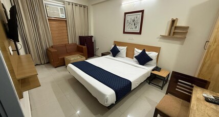 Cloud Bay Hotels - Sector 69 Room Type - Deluxe Room