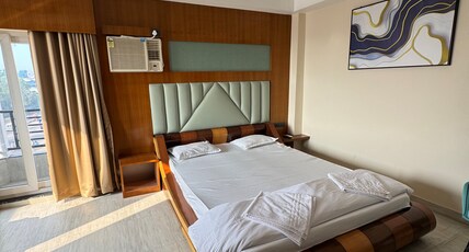Hotel M Plaza New Digha Room Type - Royal Suite (Road View) With Bathtub & Balcony