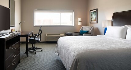 Hilton Garden Inn Denver/Cherry Creek Room Type - 1 KING ACC RM ROLLIN SHWR