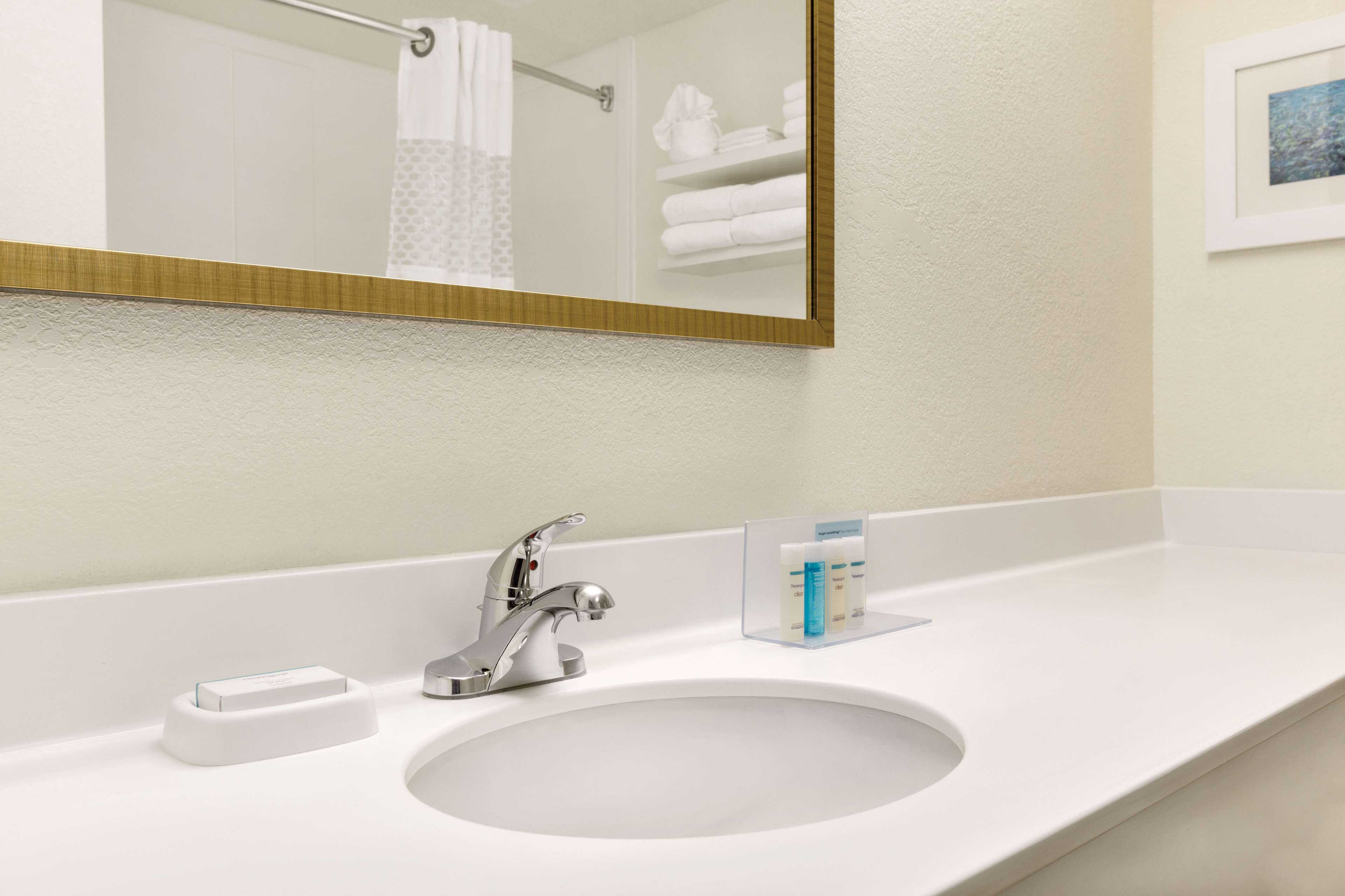 Hampton Inn & Suites by Hilton Tarpon Springs - Tap to explore photos