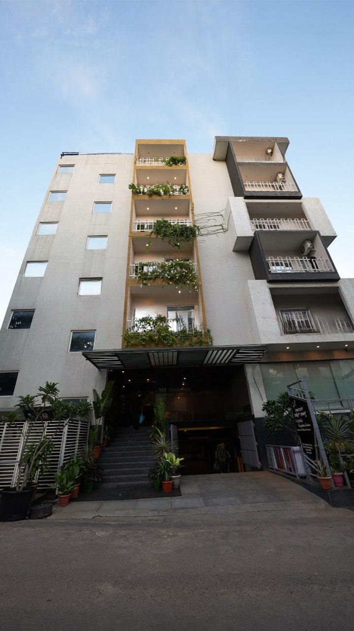 De Royale Sapphire Suites - Tap to explore photos