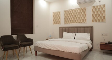 The Royals Hotel & Banquet Room Type - Deluxe Room