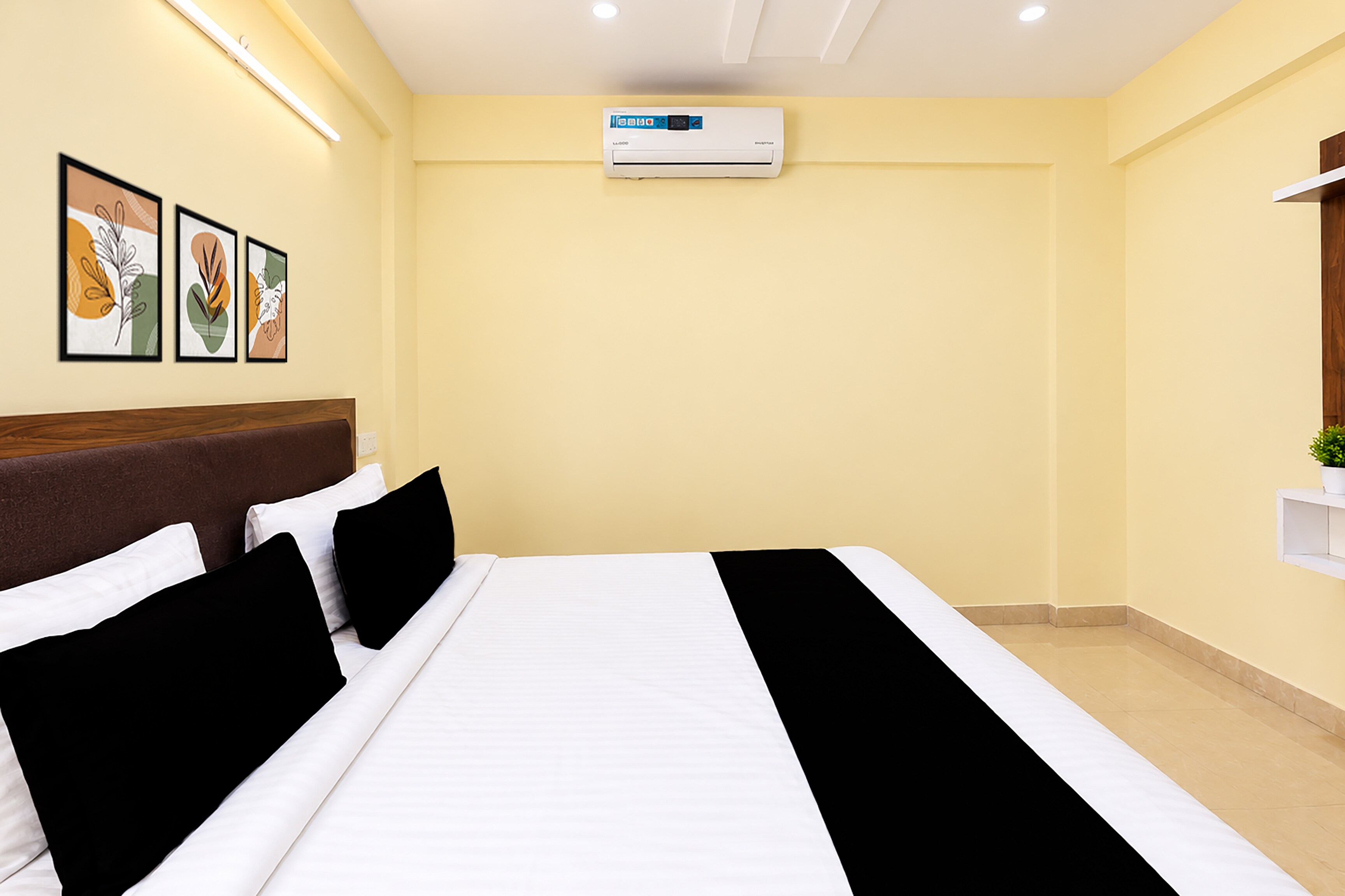 Super Townhouse Airport Road Bangalore Formerly Shree Hotel - Tap to explore photos