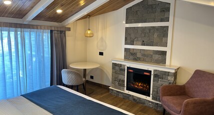 Rekhis BnB (1 km from Mall Road) Room Type - 360 Degree Serenity Suite