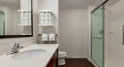 Hampton Inn & Suites by Hilton Pittsburgh/Harmarville Room Type - 2 QUEENS W FRIDGE NOSMOK