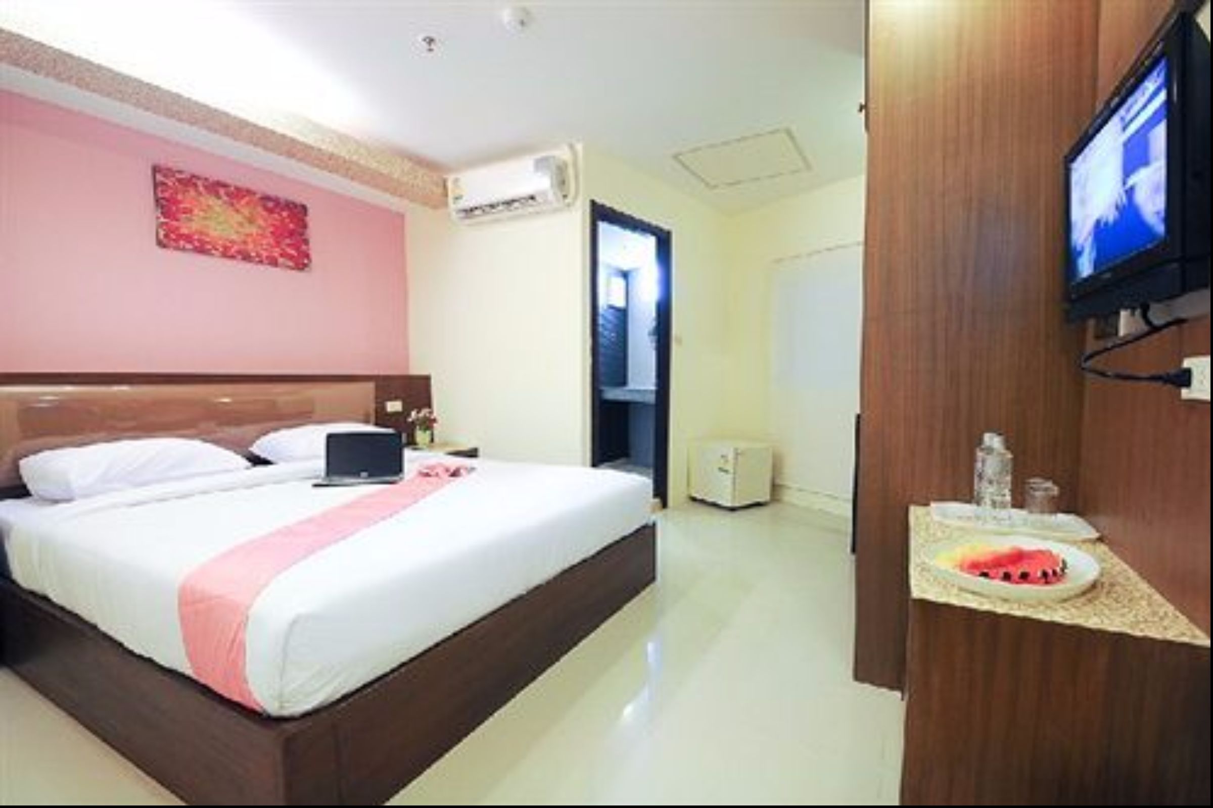 Royal Express Inn Sukhumvit Bangkok - Tap to explore photos