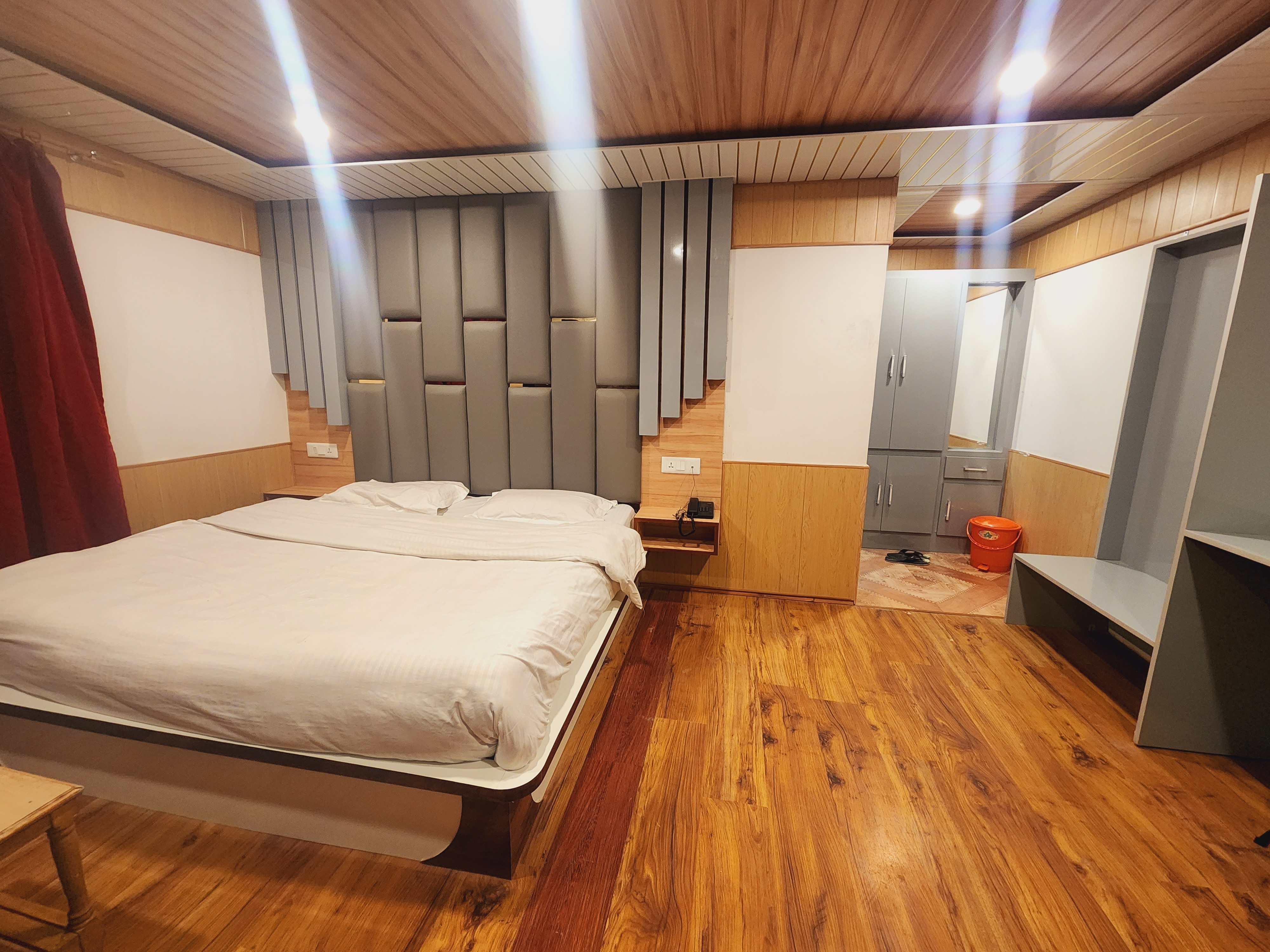 Hotel Highlands Main Market - Tap to explore photos