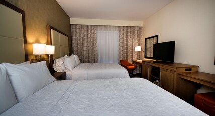 Hampton Inn & Suites Truro, NS Room Type - 2 QNS MICROWV FRIDGE NS