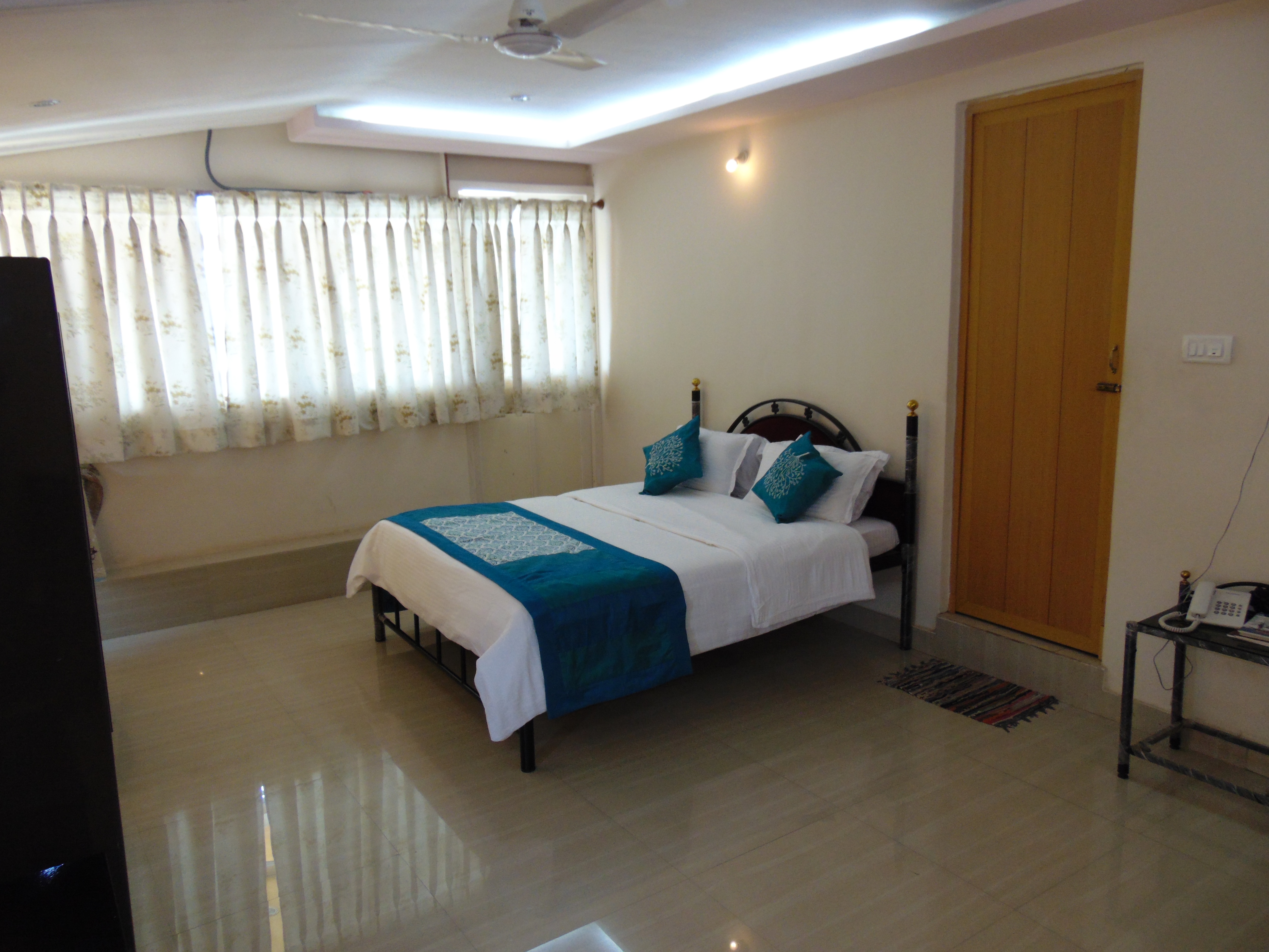 Hotel Manvin's - Tap to explore photos