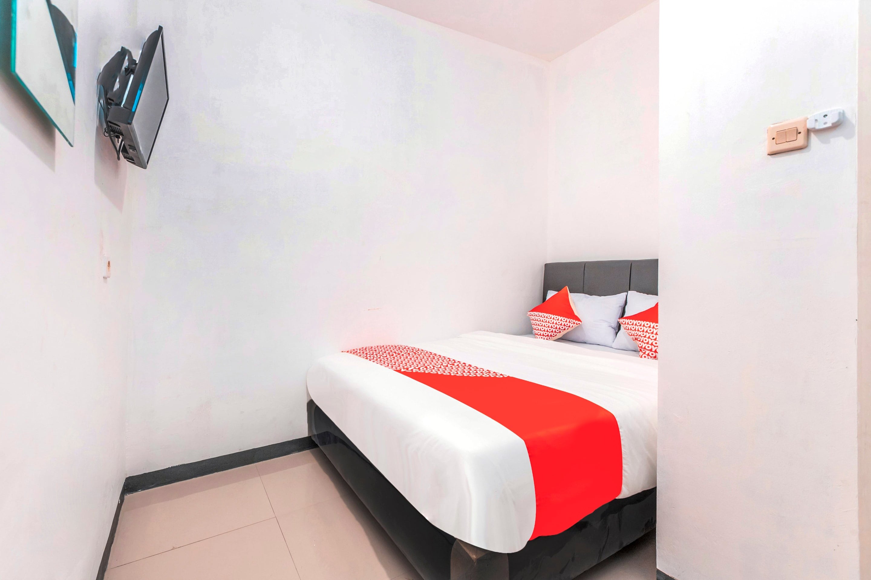 Hotel O J&b Room Utan Kayu - Tap to explore photos