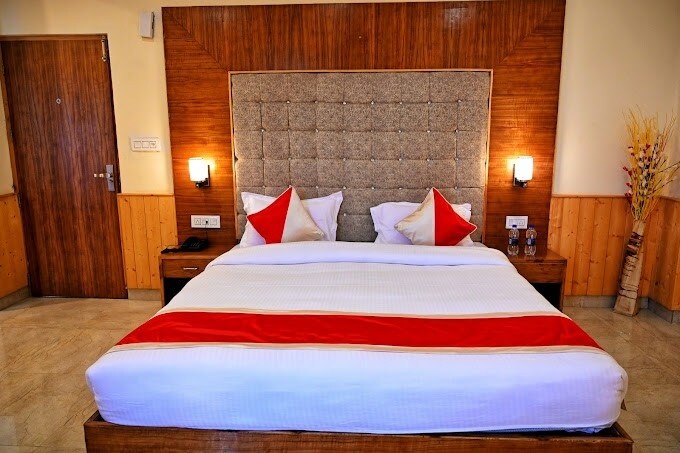 HighQ Manali - Tap to explore photos