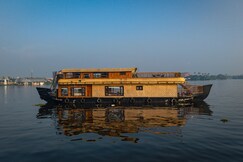 Hills & Cruise Houseboats