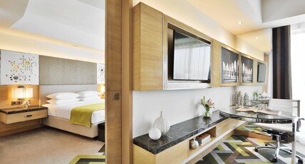 Courtyard by Marriott Agra Room Type - Executive Suite with Seating Area & Bathtub