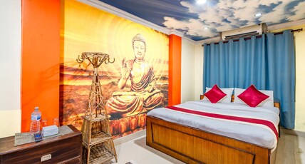 OYO 827 Taj Hotel And Restaurant Room Type - Deluxe