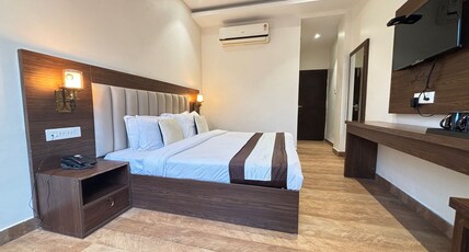 Hotel Green View (Behind Pramarth Niketan) Room Type - Executive Queen Room