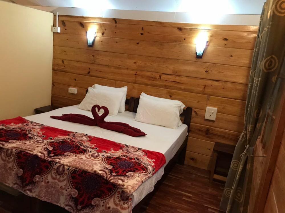 Cola Beach Sunset Bay - Tap to explore photos