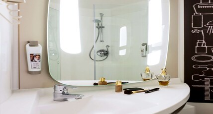 IBIS AMSTERDAM CENTRE STOPERA Room Type - Premium Room with canal view and double bed with the new Sweet bed by ibis IBIS AMSTERDAM CENTRE STOPERA Room Type - Premium Room with canal view and double bed with the new Sweet bed by ibis