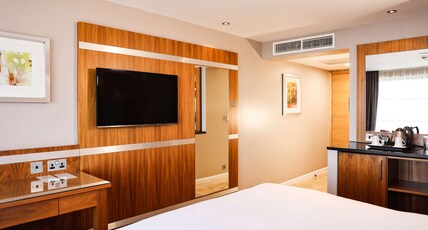 DoubleTree by Hilton Milton Keynes Room Type - QUEEN ROOM