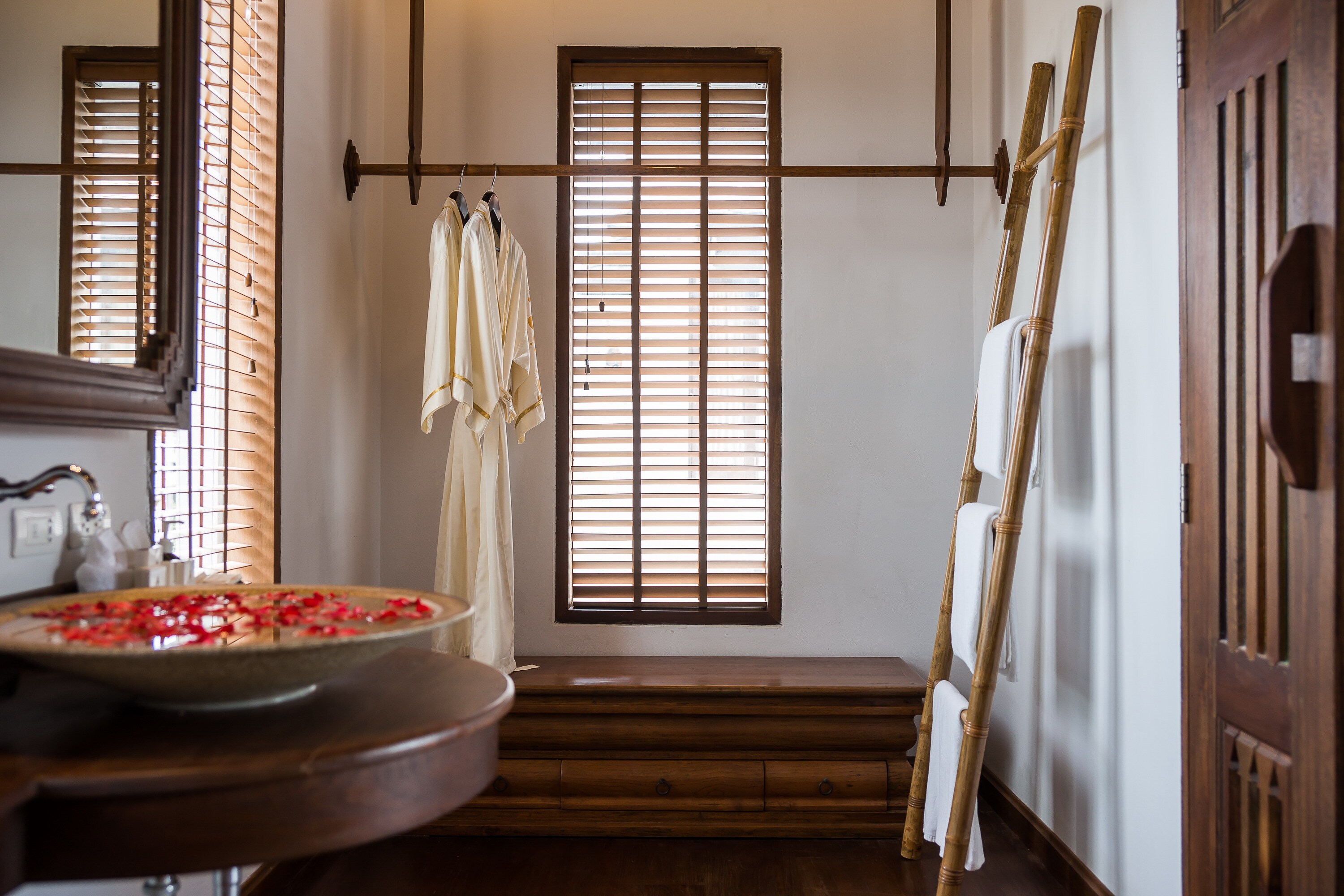 ROYAL MUANG SAMUI VILLAS - Tap to explore photos